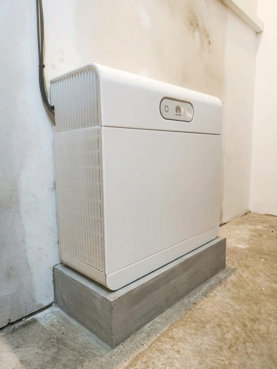 7 kWh Huawei LUNA2000 battery connected to a Huawei inverter in a home in Sant Aniol de Finestres (Girona)